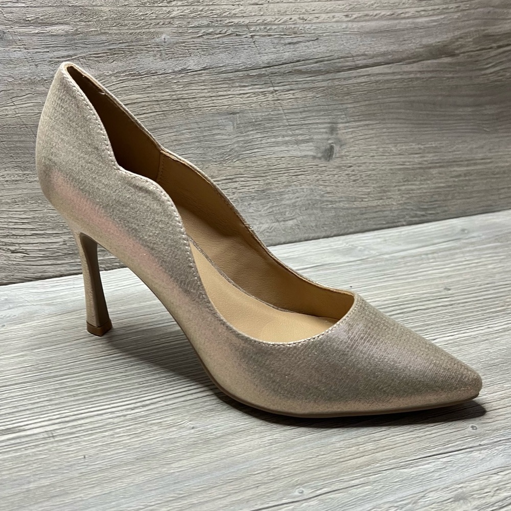 NWT Chinese Laundry Z-Sienna Starston pointed toe pump gold with scalloped 8.5